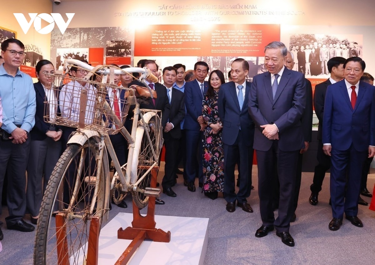 khai mạc triển lãm tổng bí thư nguyễn văn linh - cuộc đời và sự nghiệp hình ảnh 2 khai mac trien lam tong bi thu nguyen van linh - cuoc doi va su nghiep hinh anh 2