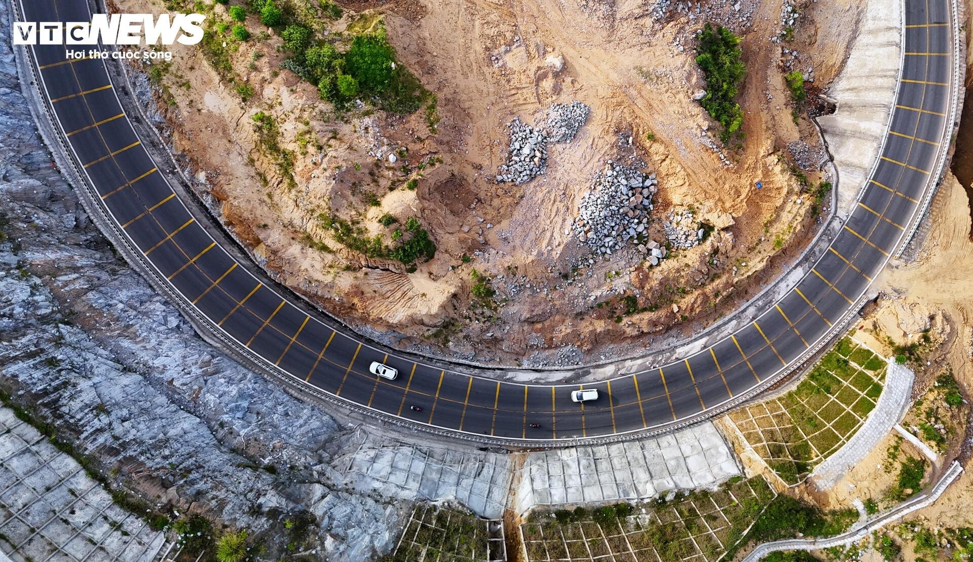 Chiêm ngưỡng cung đèo 'vắt ngang' dãy Trường Sơn, nối 2 cực của tỉnh Gia Lai mới - 6
