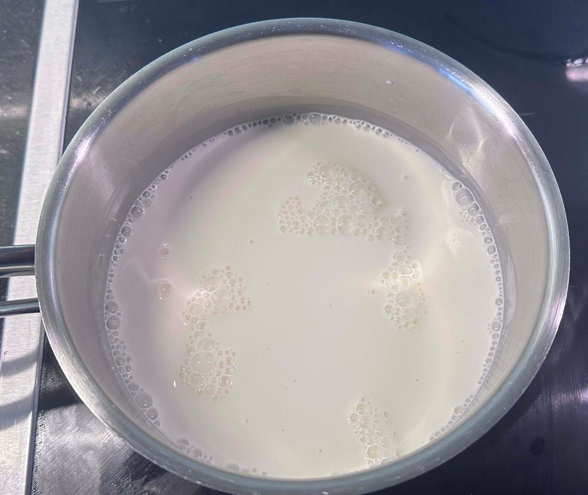 Nấu hỗn hợp sữa tươi, sữa đặc, whipping cream. (Ảnh: Minh Thủy)