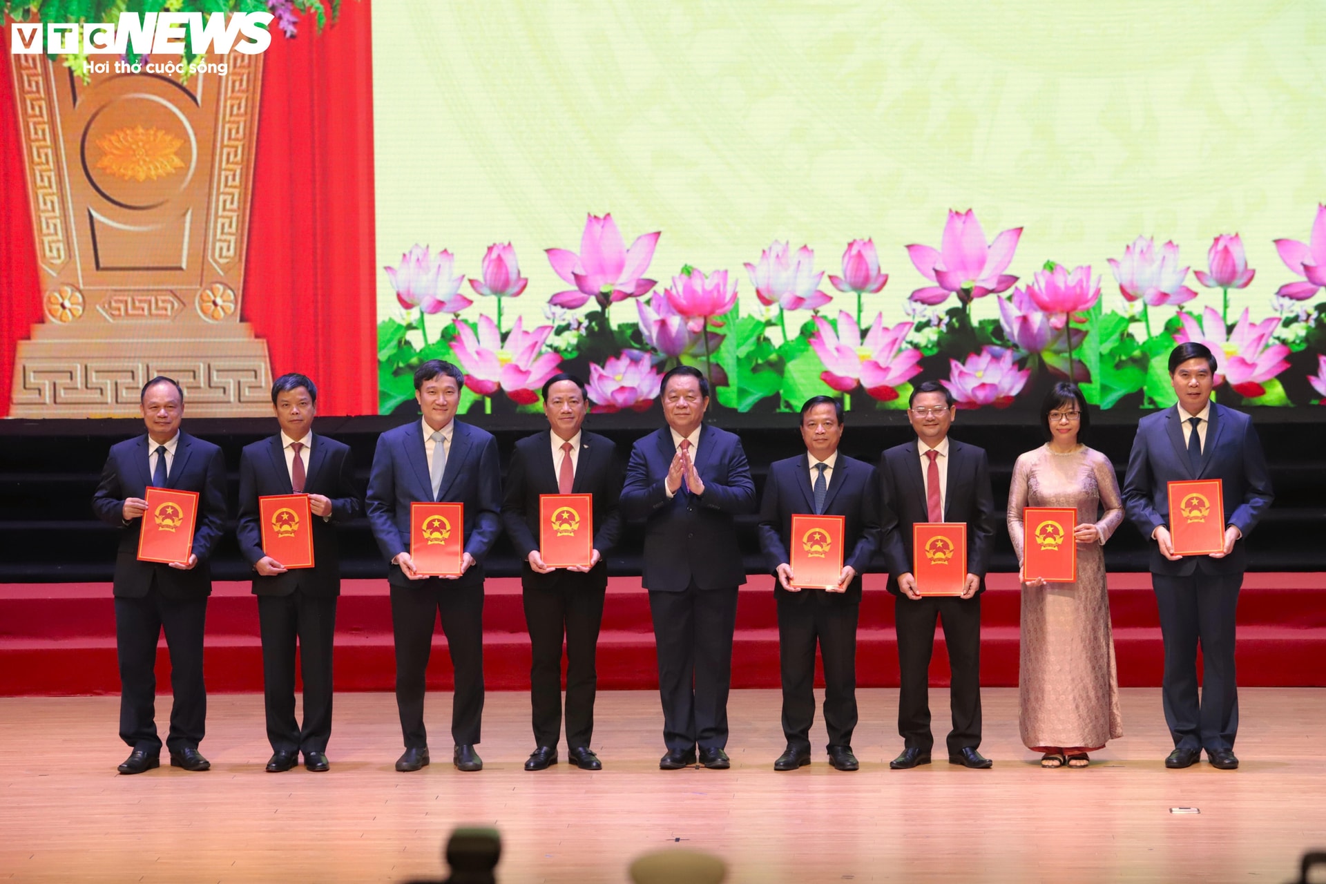 Ông Nguyễn Trọng Nghĩa, Ủy viên Bộ Chính trị, Trưởng Ban Tuyên giáo và Dân vận Trung ương trao quyết định cho các lãnh đạo chủ chốt của tỉnh Gia Lai mới.
