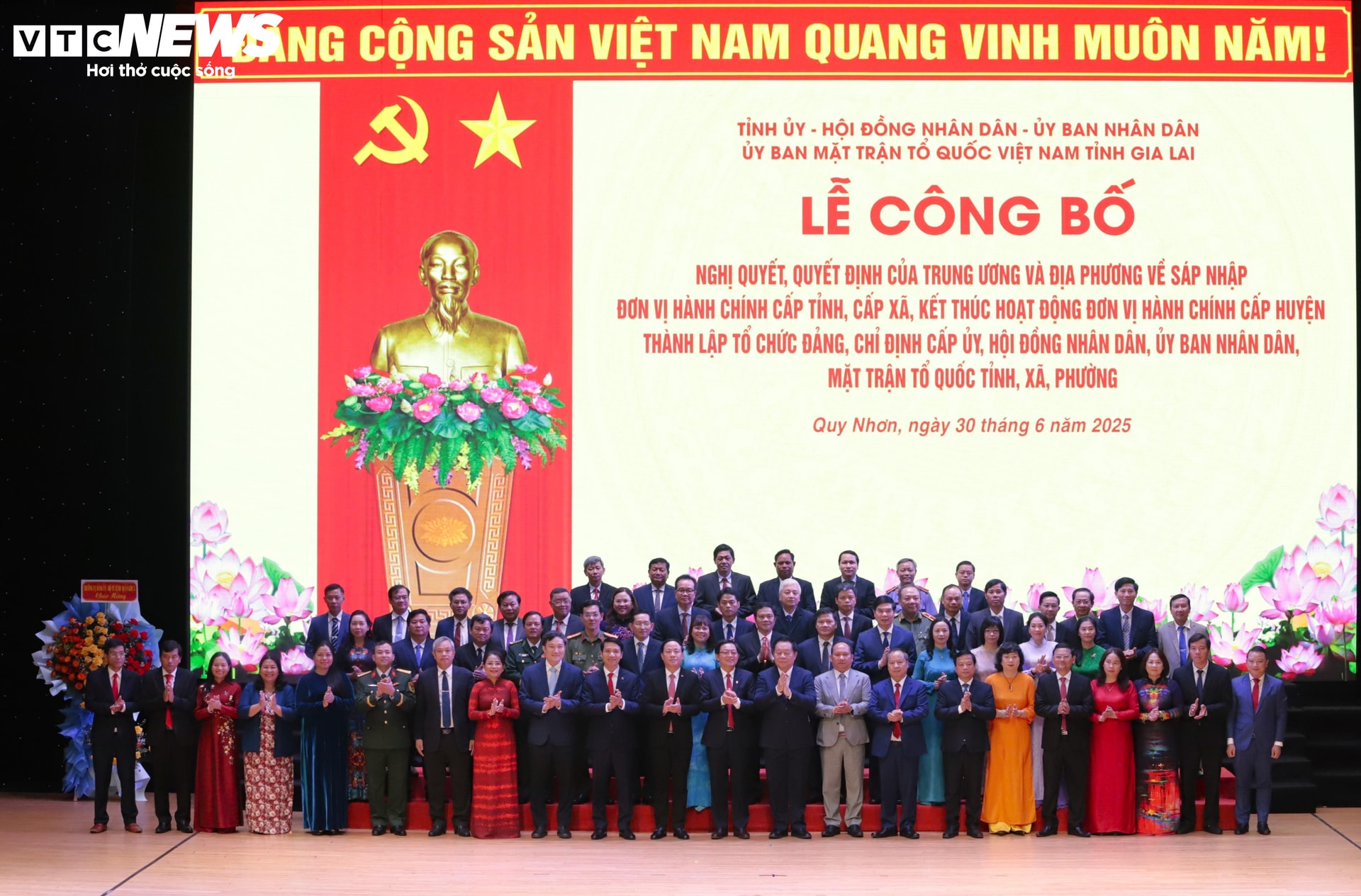 Các lãnh đạo, nhân sự chủ chốt của tỉnh Gia Lai mới ra mắt trong buổi lễ công bố.