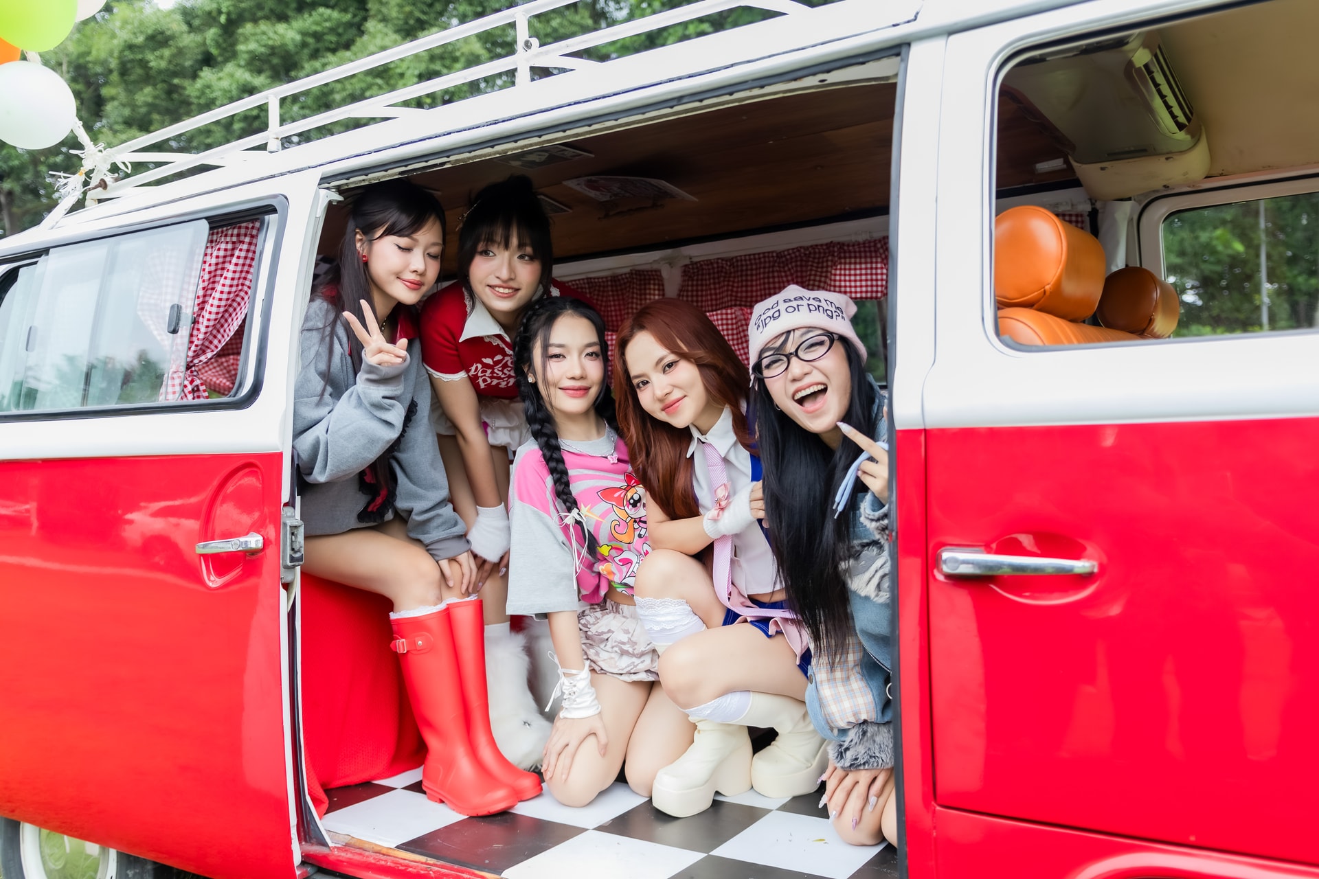 Yeolan, Đào Tử A1J, Hoàng Duyên, Ngô Lan Hương, Chi Xê (từ trái qua) xuất hiện chung trong MV.
