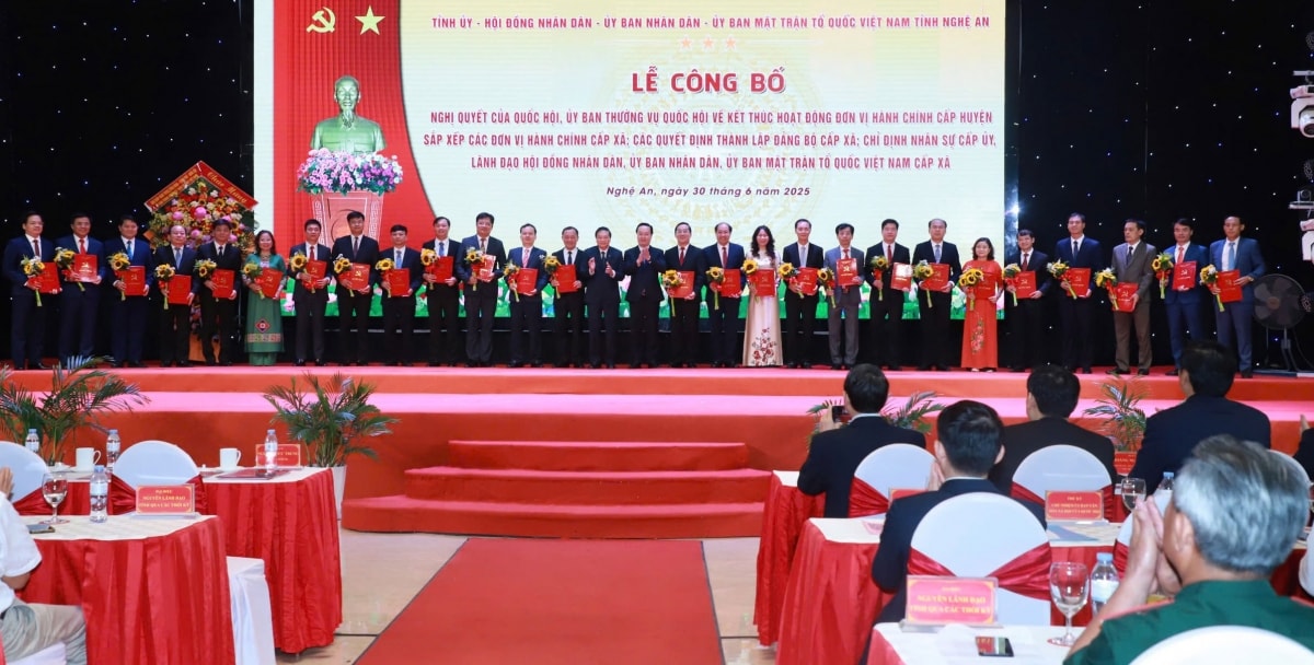 công bố tổ chức bộ máy, nhân sự 130 xã, phường ở nghệ an hình ảnh 2 cong bo to chuc bo may, nhan su 130 xa, phuong o nghe an hinh anh 2