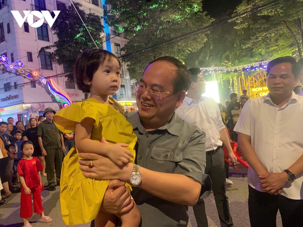 thanh pho cao bang tung bung truoc ngay hoi lon hinh anh 2