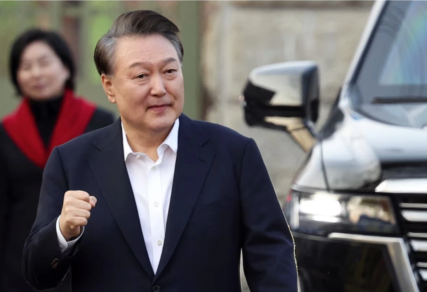 Cựu Tổng thống Hàn Quốc Yoon Suk-yeol bên ngoài trại giam Seoul sau khi được thả. (Ảnh Reuters)
