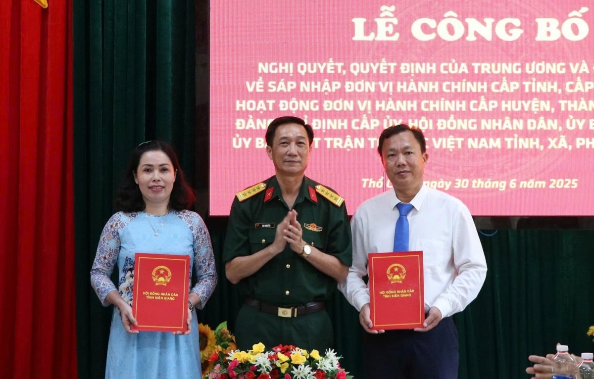 ra mắt công an Đặc khu phú quốc, công bố quyết định về cán bộ Đặc khu thổ châu hình ảnh 2 ra mat cong an Dac khu phu quoc, cong bo quyet dinh ve can bo Dac khu tho chau hinh anh 2