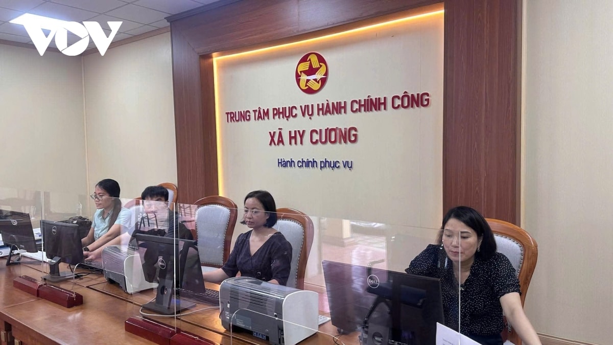 nguoi dan phu tho hai long, phan khoi trong ngay dau van hanh chinh quyen 2 cap hinh anh 7