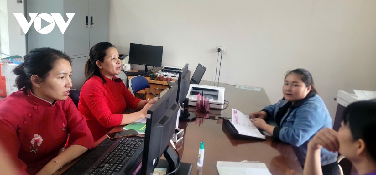 nguoi dan phu tho hai long, phan khoi trong ngay dau van hanh chinh quyen 2 cap hinh anh 2