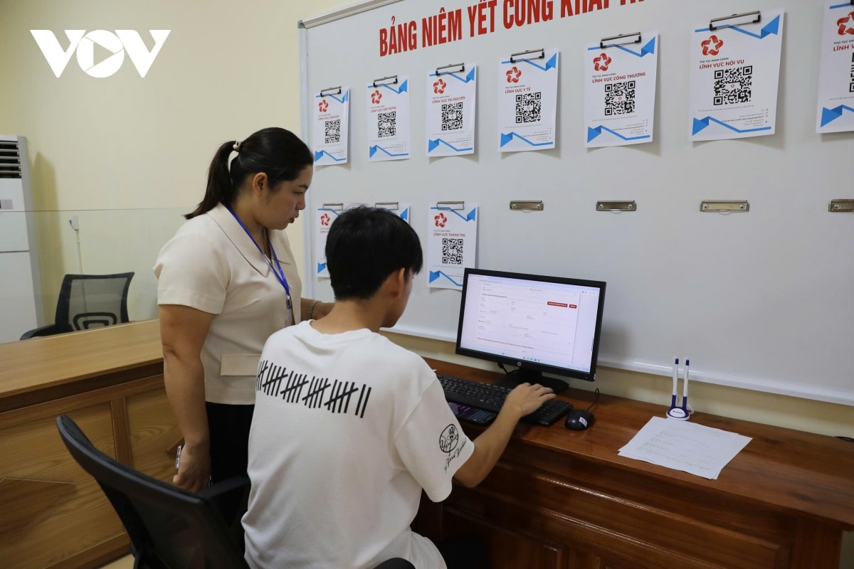nguoi dan phu tho hai long, phan khoi trong ngay dau van hanh chinh quyen 2 cap hinh anh 4