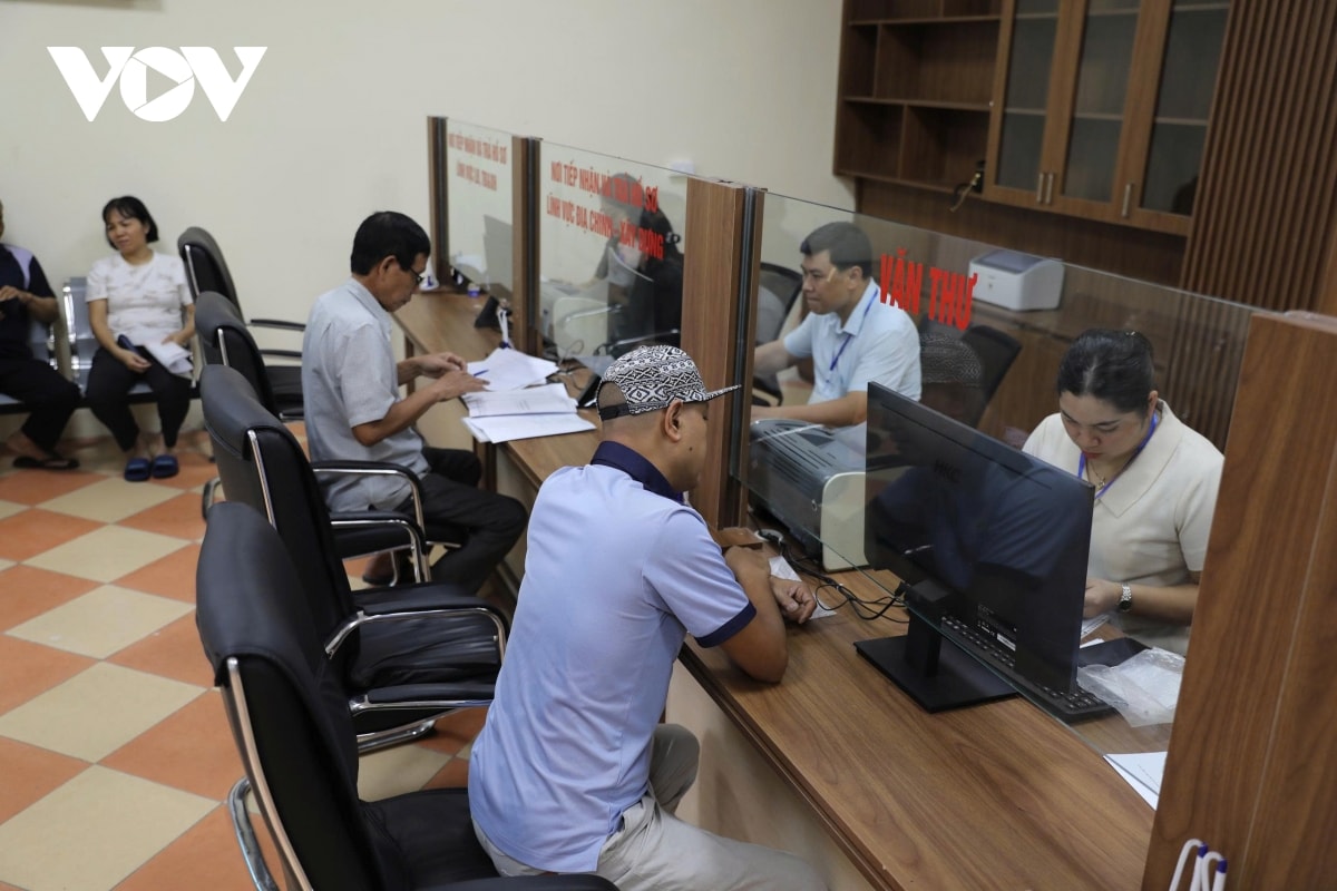 nguoi dan phu tho hai long, phan khoi trong ngay dau van hanh chinh quyen 2 cap hinh anh 5