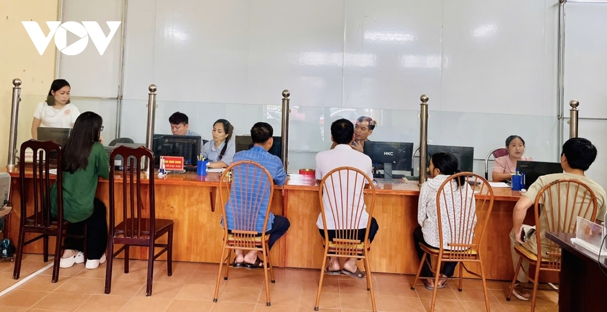 nguoi dan phu tho hai long, phan khoi trong ngay dau van hanh chinh quyen 2 cap hinh anh 6