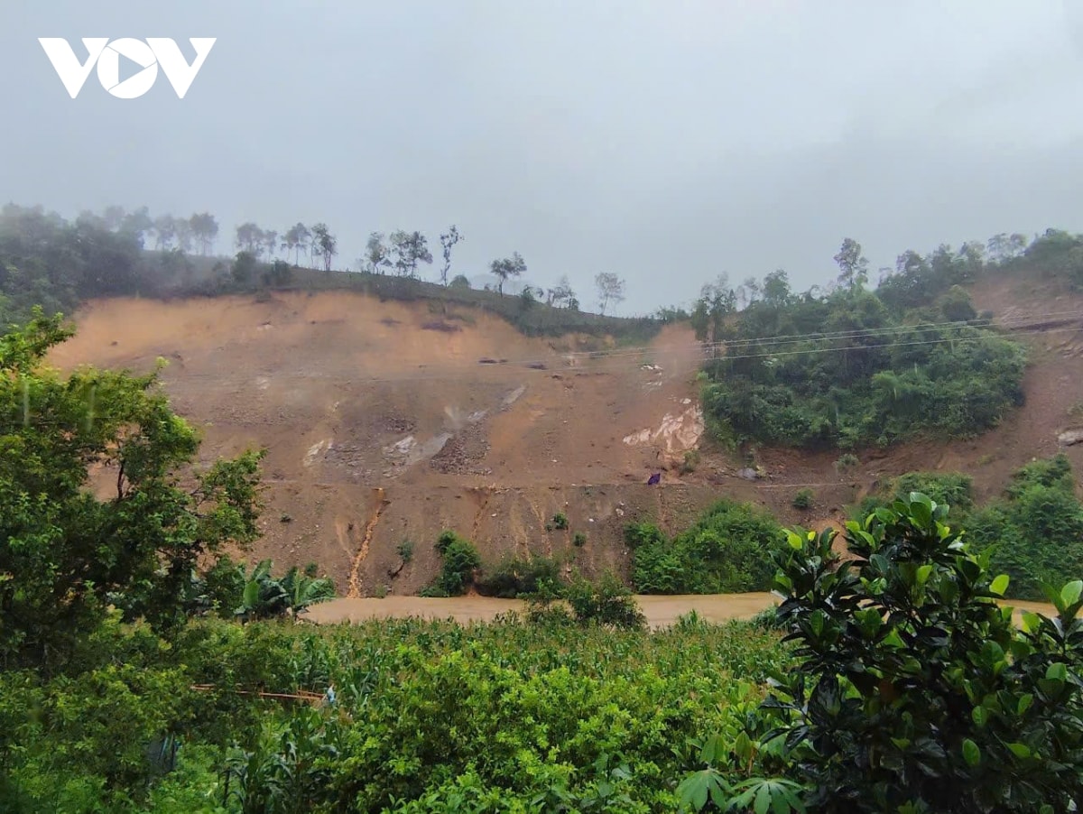 mua lon gay sat lo, ngap ung nhieu tuyen duong tai Dien bien hinh anh 2