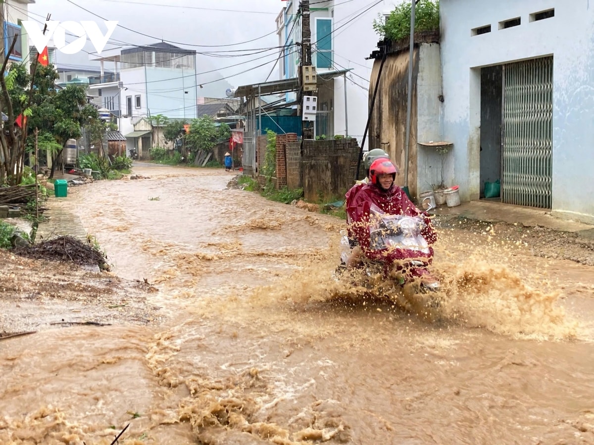 mua lon gay sat lo, ngap ung nhieu tuyen duong tai Dien bien hinh anh 1