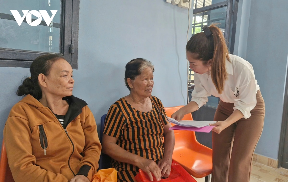 Dong bao khmer phan khoi den lam cac thu tuc hanh chinh tai xa, phuong moi hinh anh 1