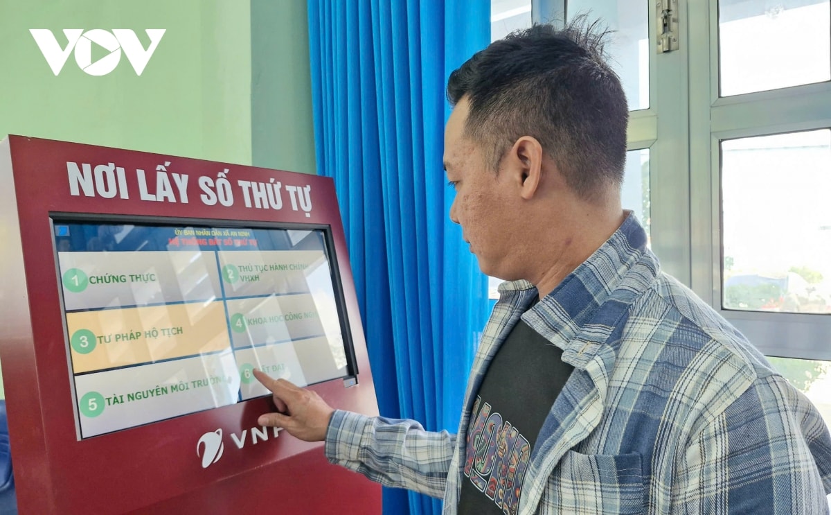 Dong bao khmer phan khoi den lam cac thu tuc hanh chinh tai xa, phuong moi hinh anh 2