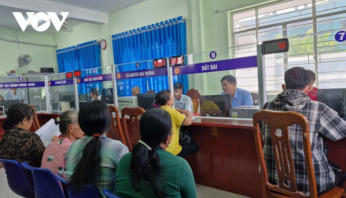 Dong bao khmer phan khoi den lam cac thu tuc hanh chinh tai xa, phuong moi hinh anh 4