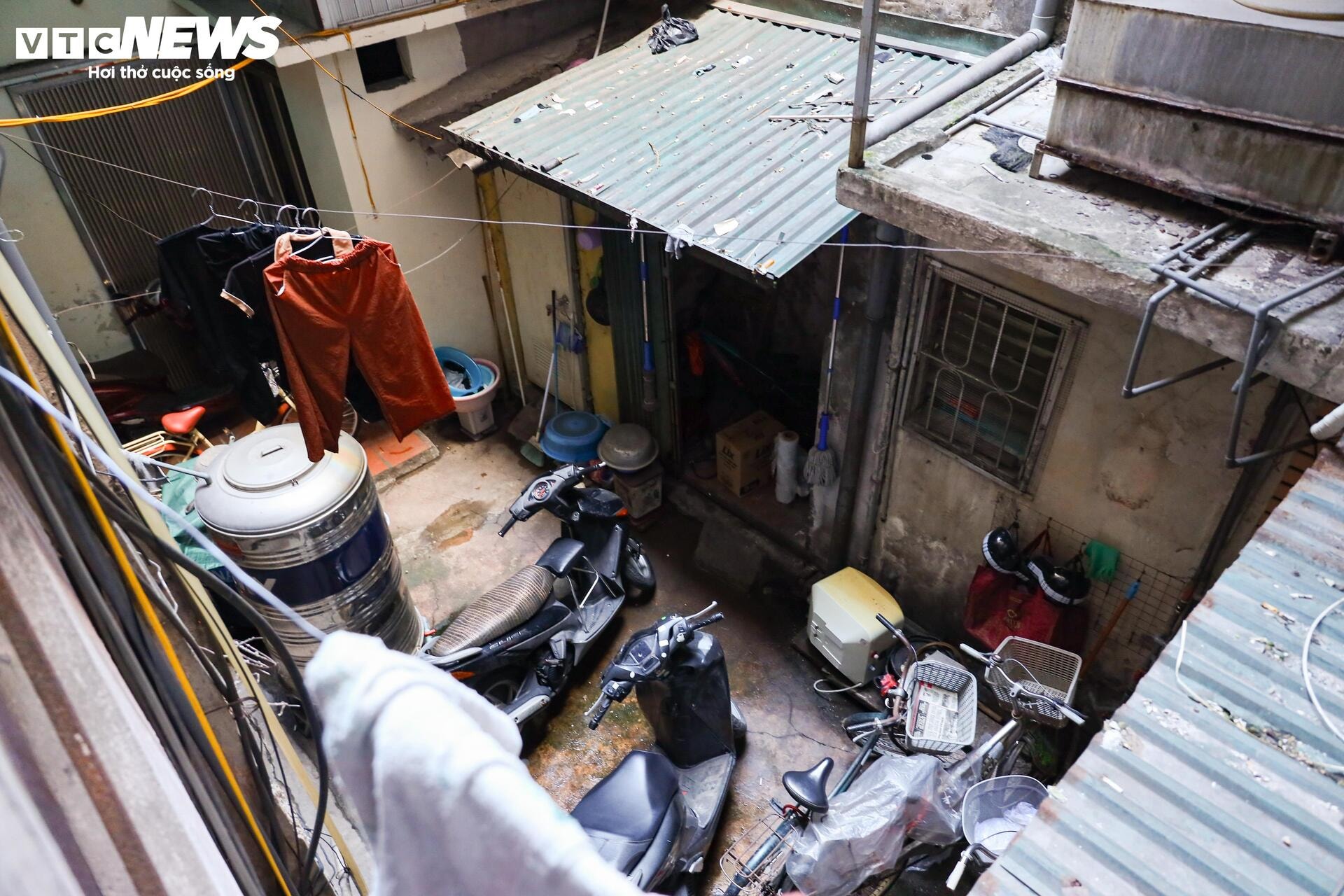 'Làng trong phố' chen chúc giữa đô thị: Cảnh sống chật chột, tăm tối khó tin - 27