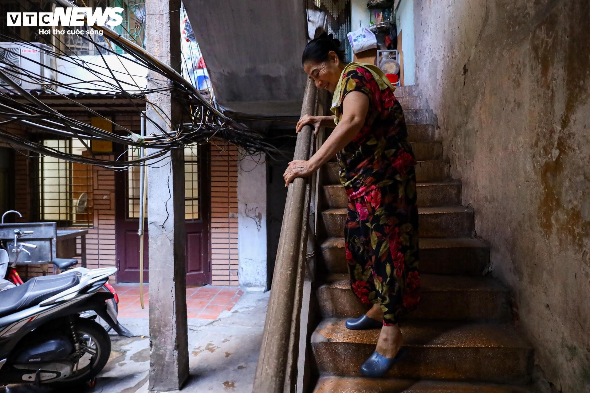 'Làng trong phố' chen chúc giữa đô thị: Cảnh sống chật chột, tăm tối khó tin - 28