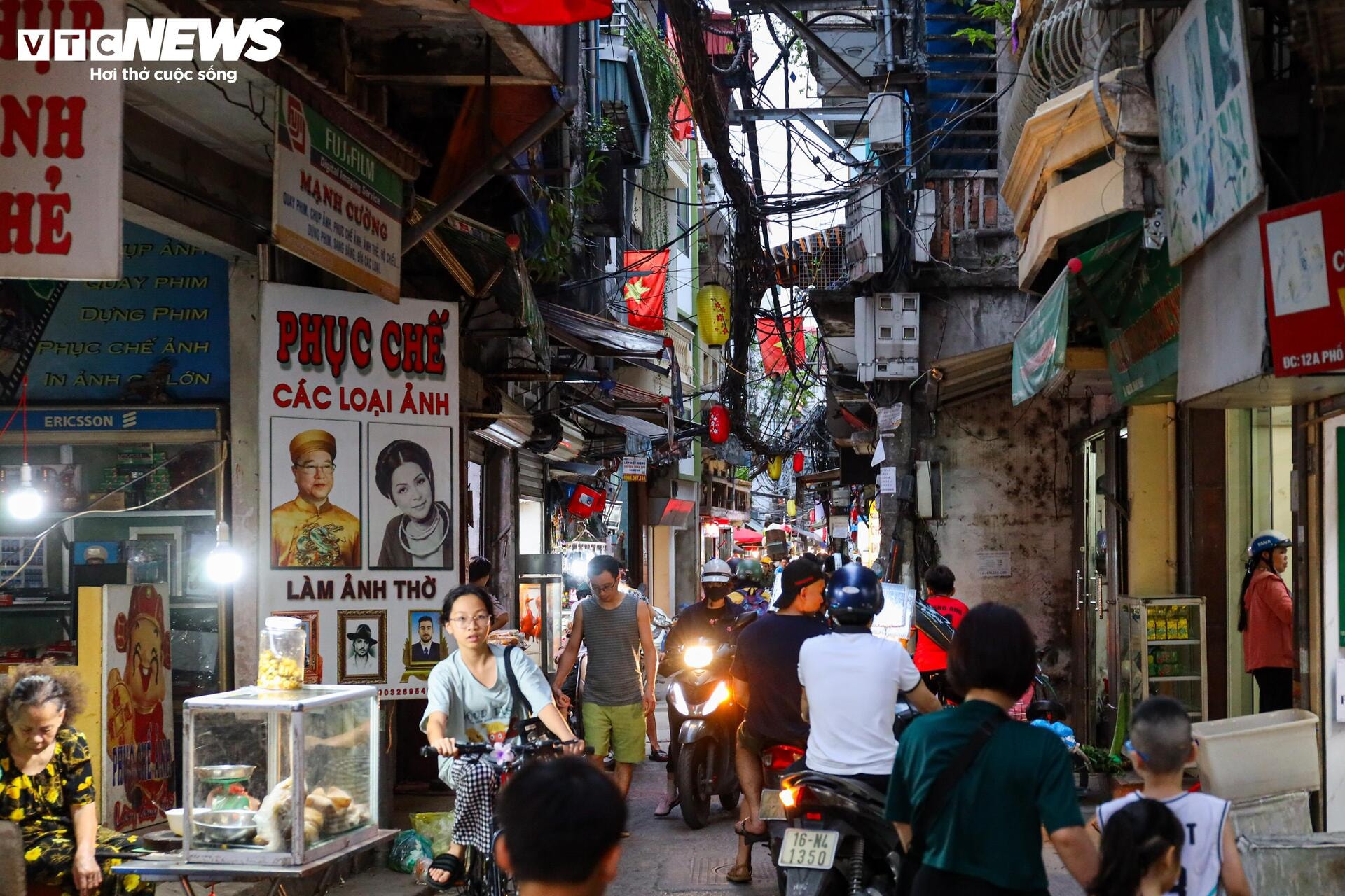 'Làng trong phố' chen chúc giữa đô thị: Cảnh sống chật chột, tăm tối khó tin - 2