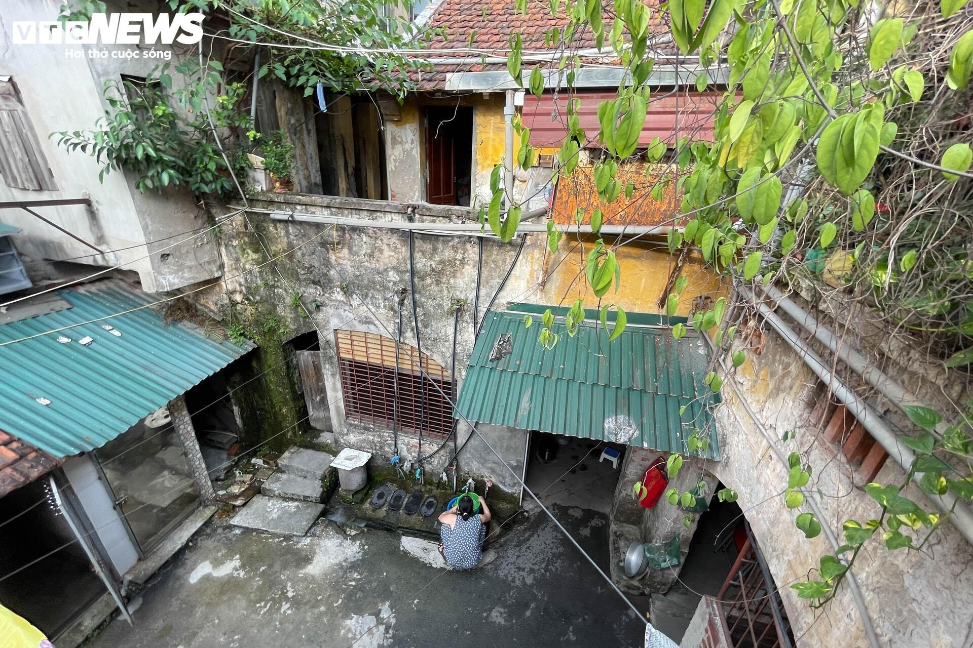 'Làng trong phố' chen chúc giữa đô thị: Cảnh sống chật chột, tăm tối khó tin - 16