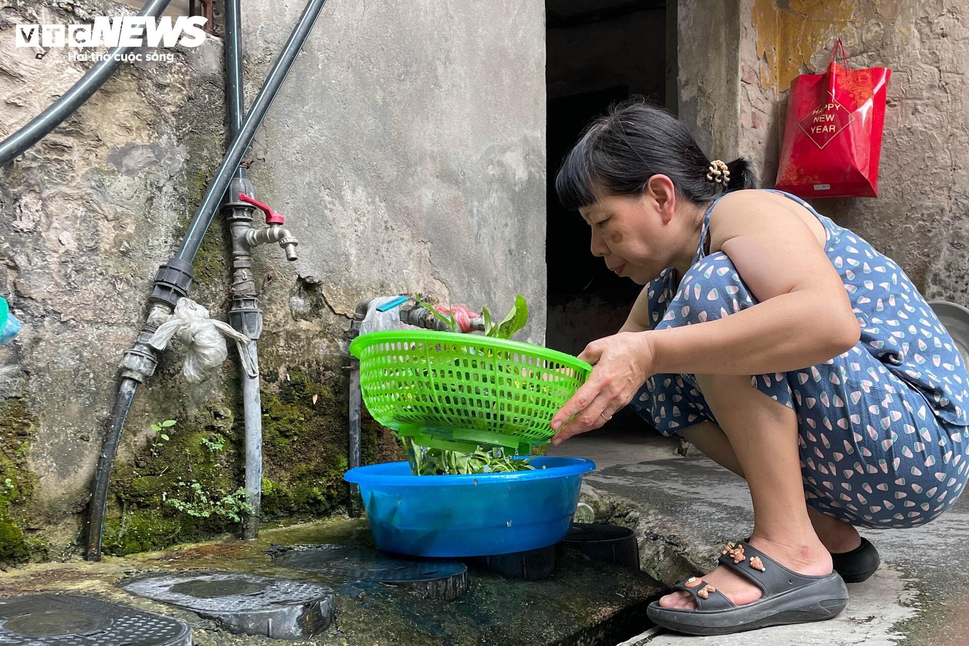 'Làng trong phố' chen chúc giữa đô thị: Cảnh sống chật chột, tăm tối khó tin - 15