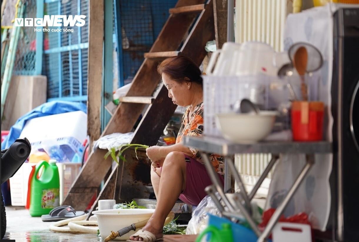 'Làng trong phố' chen chúc giữa đô thị: Cảnh sống chật chột, tăm tối khó tin - 48