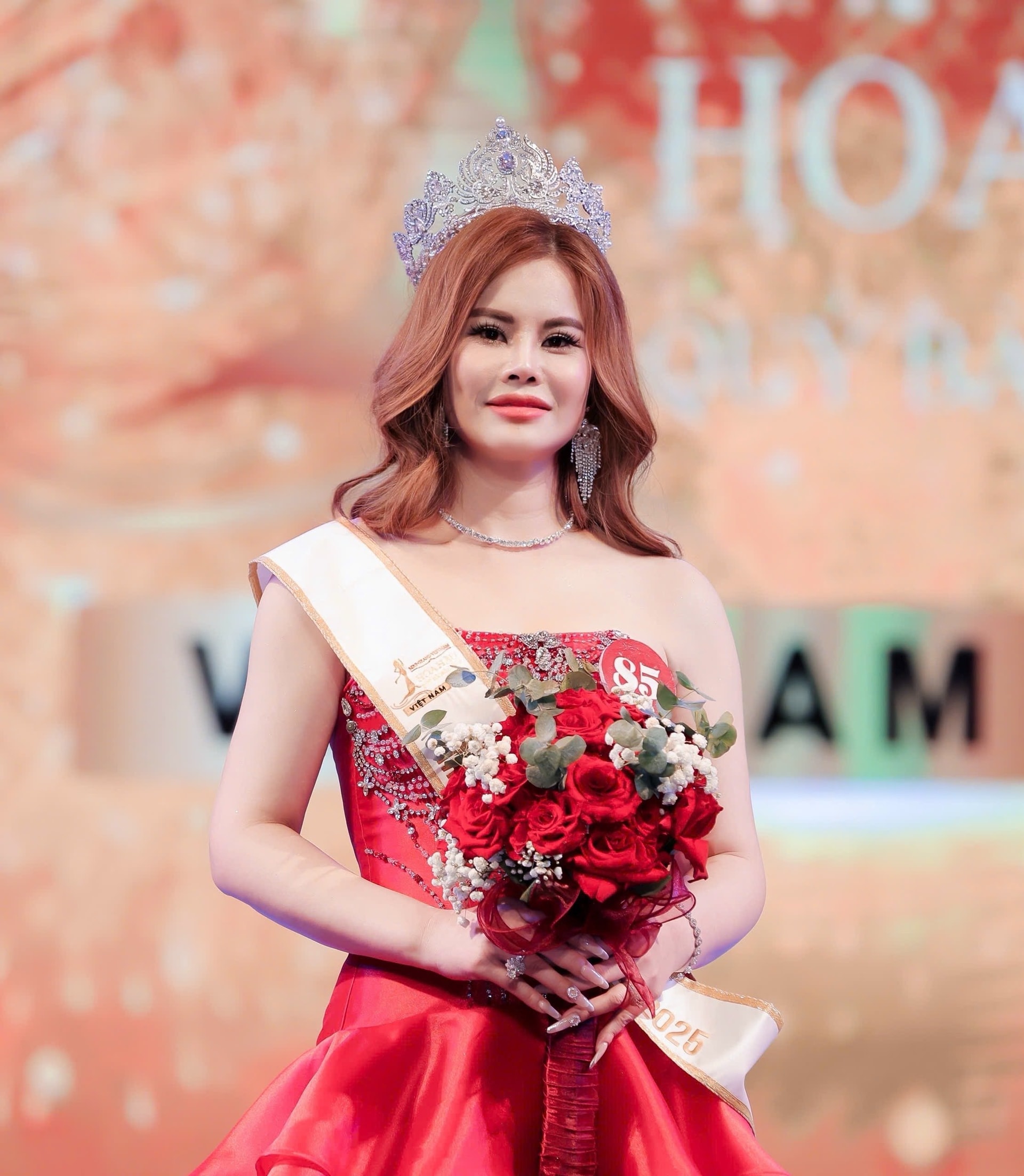 Nguyễn Thị Huyên đăng quang ngôi vị Á hậu 1 cuộc thi Mrs Grand Vietnam 2025.
