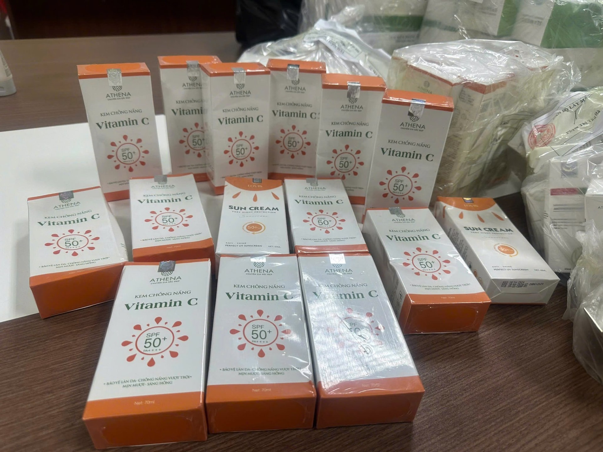 Sản phẩm kem chống nắng nhãn hiệu Althena được xác định là giả. (Ảnh: Công an tỉnh Phú Thọ).