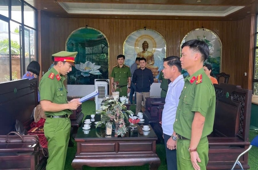 Lê Anh Tuấn (áo trắng) đã bị khởi tố và bắt tạm giam. Ảnh: Duy Hải