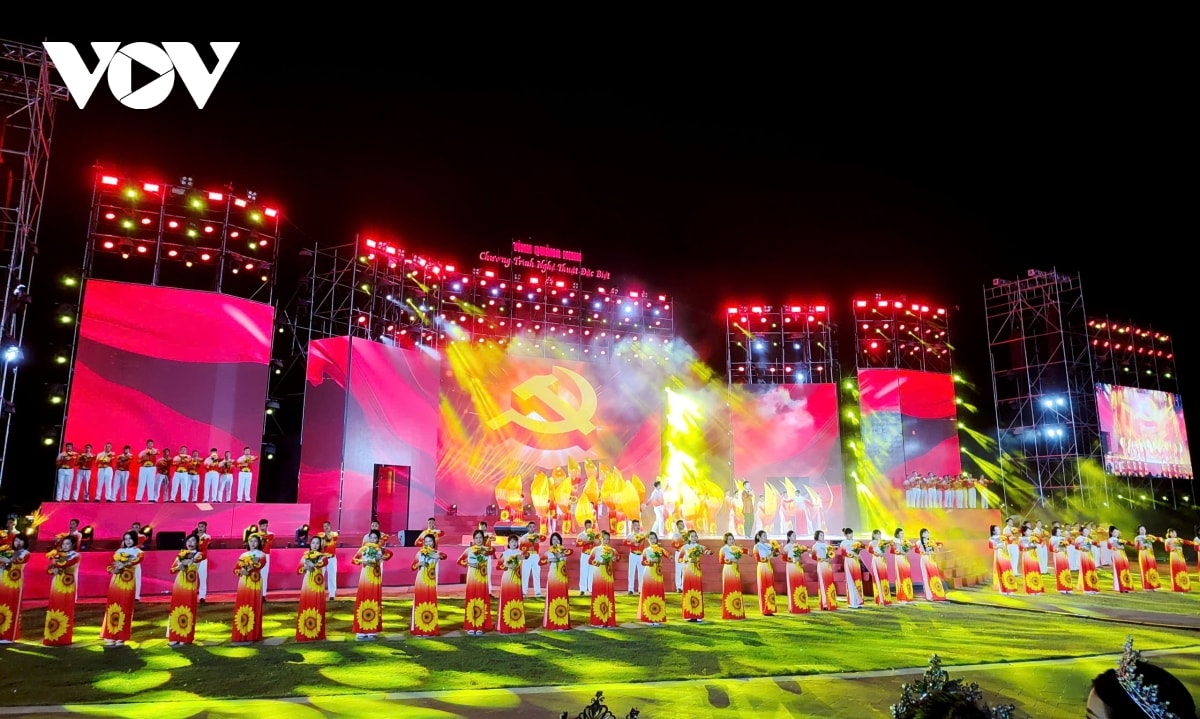 quang ninh ban phao hoa mung mo hinh chinh quyen dia phuong hai cap hinh anh 1