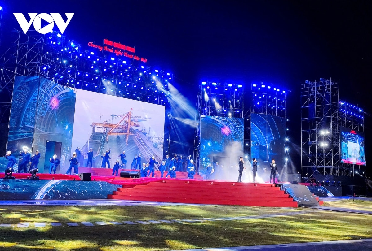 quang ninh ban phao hoa mung mo hinh chinh quyen dia phuong hai cap hinh anh 2