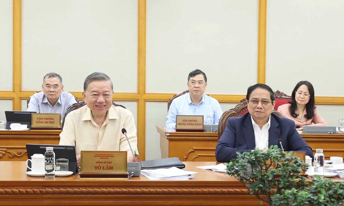 Tổng Bí thư Tô Lâm và Thủ tướng Phạm Minh Chính tại cuộc họp Bộ Chính trị, Ban Bí thư sáng 4/7. (Ảnh: TTXVN)