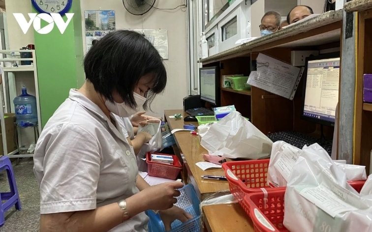 bệnh nhân vui mừng vì quy định mới lấy thuốc 3 tháng một lần hình ảnh 2 benh nhan vui mung vi quy dinh moi lay thuoc 3 thang mot lan hinh anh 2