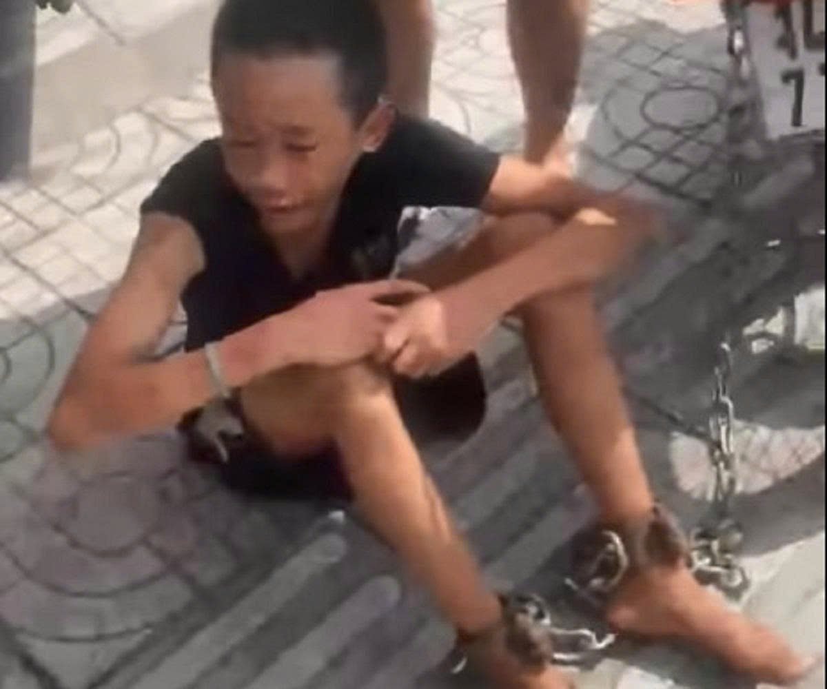 Cháu bé sau khi được người dân giải cứu.