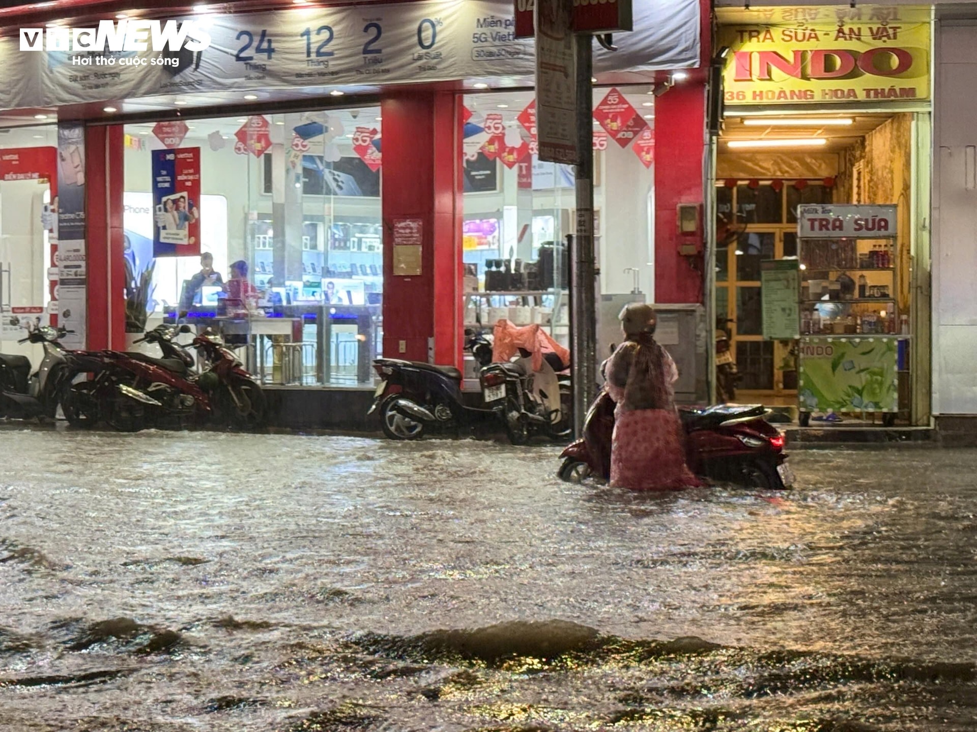 Nhiều xe chết máy khiến người dân phải dắt bộ.