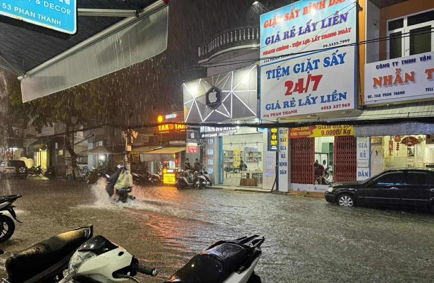 Nước tràn cả vào nhà dân. (Ảnh: B.G)