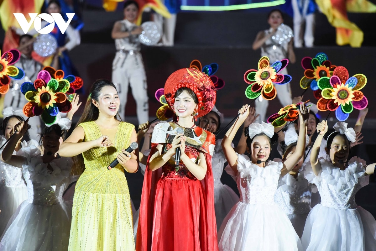 hang nghin nguoi xem hoa minzy, tuan cry bieu dien thanh lap tinh bac ninh hinh anh 12