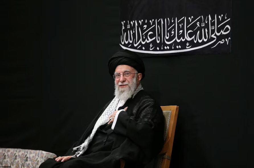Lãnh tụ tối cao Iran Ali Khamenei tham dự buổi lễ đánh dấu Ashura, ngày linh thiêng nhất trong lịch Hồi giáo Shi'ite, tại Tehran, Iran. (Ảnh: Reuters)