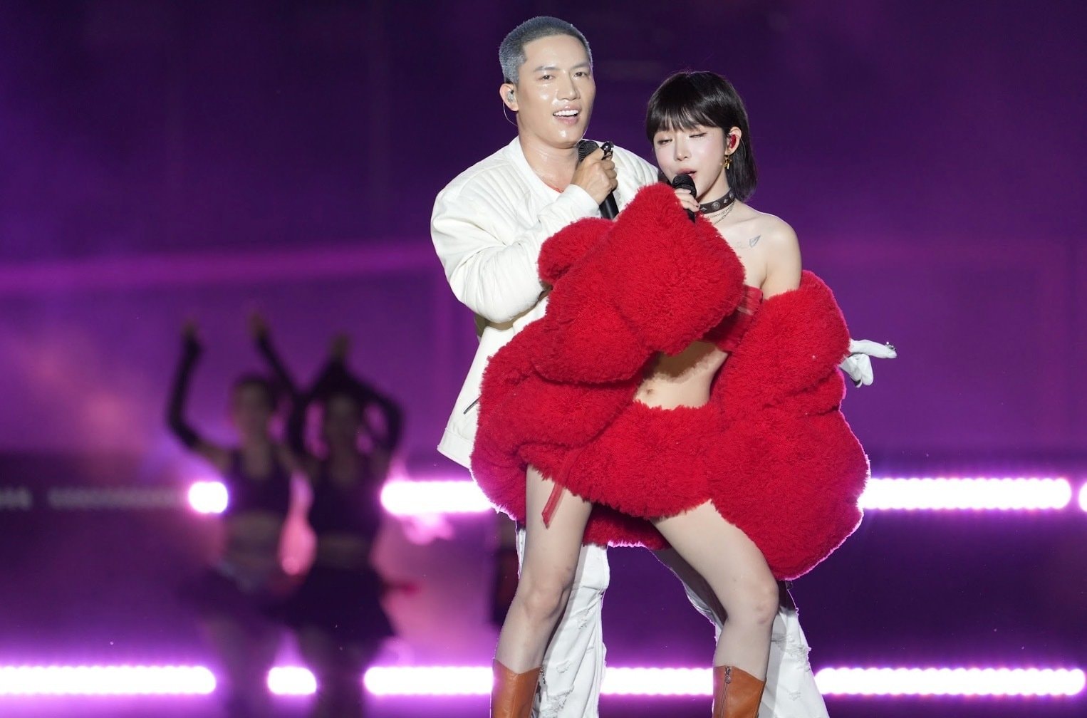 Màn tương tác ngọt ngào của ca sĩ Anh Tú và một 'em xinh' gây sốt - 1