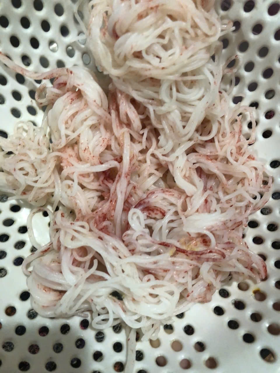 Sợi bún chuyển sang màu đỏ bất thường. (Ảnh: Đ.X)