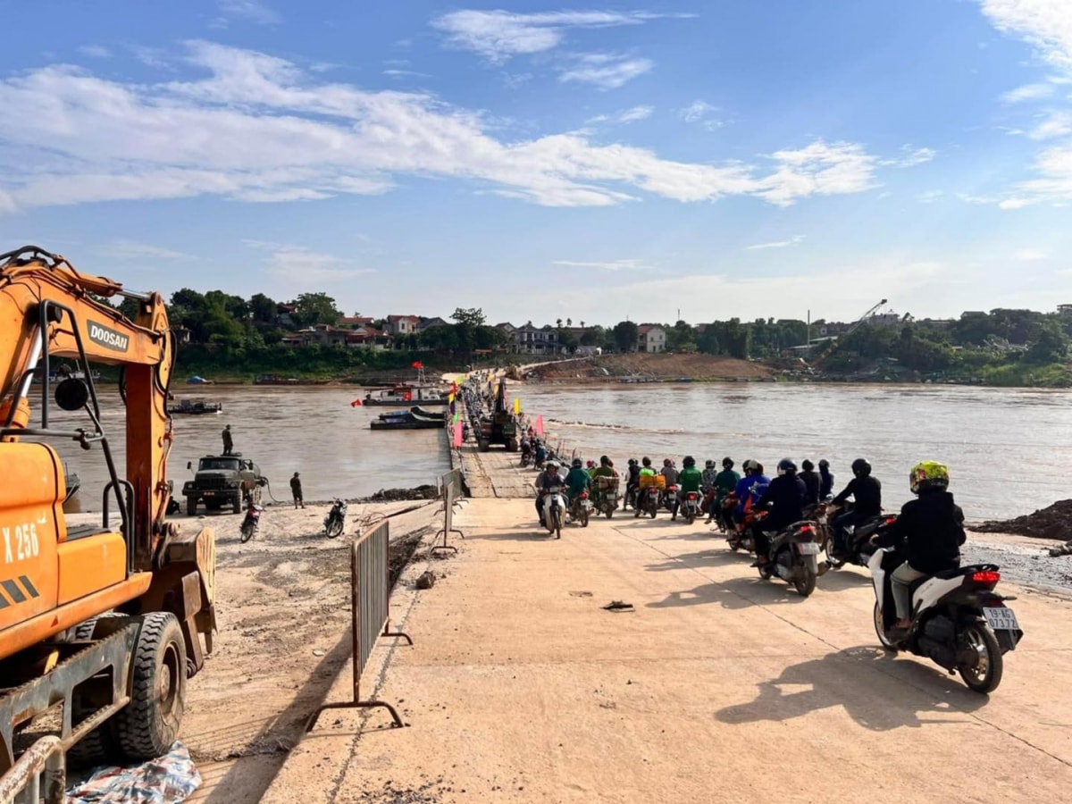 xuyên đêm nối lại cầu phao phong châu, phú thọ hình ảnh 1 xuyen dem noi lai cau phao phong chau, phu tho hinh anh 1