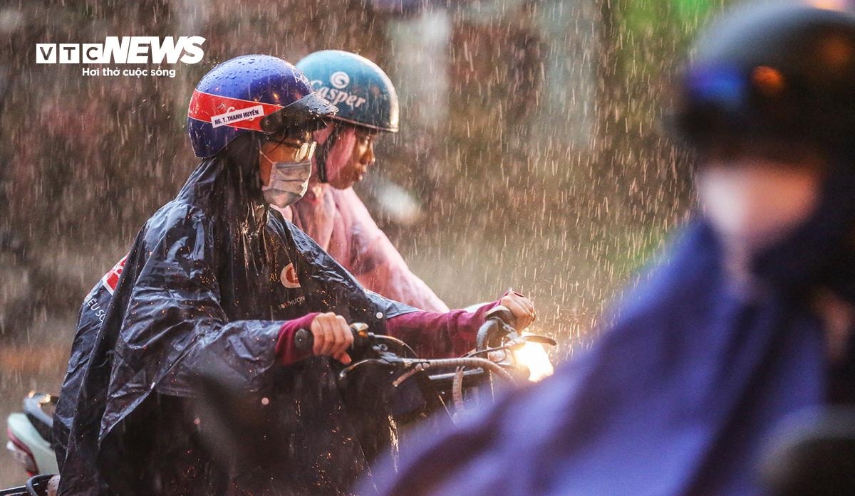 Từ đêm mai, miền Bắc hứng đợt mưa lớn diện rộng. (Ảnh minh hoạ: Ngô Nhung)