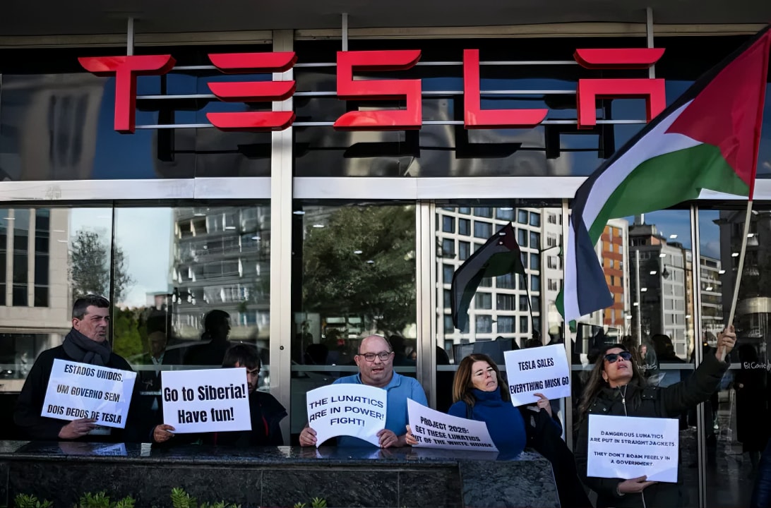 Người dân phản đối Elon Musk bên ngoài trụ sở Tesla. (Nguồn: Verge)
