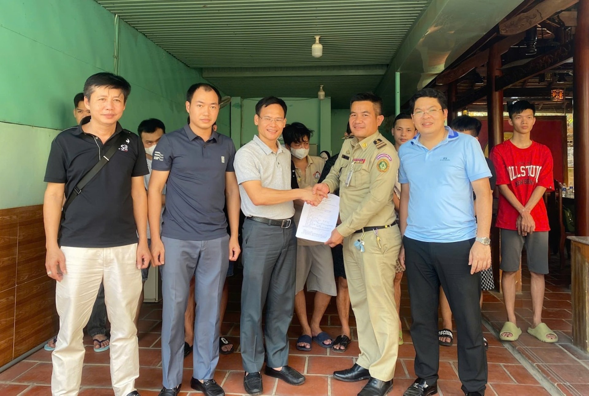 Lực lượng chức năng Campuchia phối hợp truy bắt, đấu tranh, bàn giao những kẻ có liên quan cho Công an Việt Nam. (Ảnh: Công an Quảng Trị)