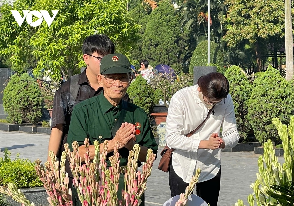 nguoi dan thap huong tuong nho co tong bi thu nguyen phu trong trong ngay gio dau hinh anh 9
