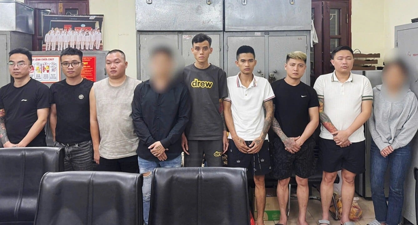 Đối tượng Nguyễn Văn Phẩm (đứng thứ 2 từ phải qua) cùng đồng phạm. (Ảnh: HM).