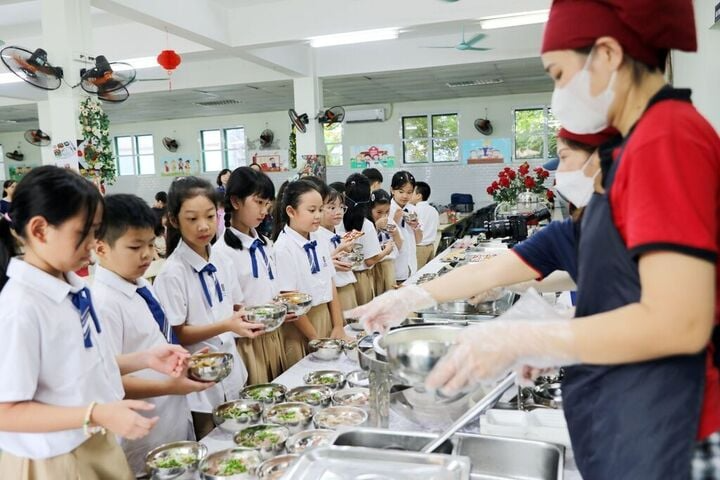 Hà Nội chi hơn 3.000 tỷ đồng hỗ trợ bữa ăn bán trú cho học sinh tiểu học. (Ảnh minh họa: Việt Hà/TTXVN)