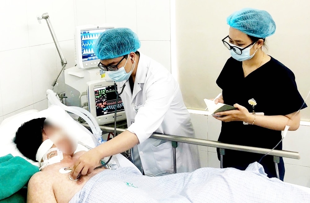 Bệnh nhân mắc sởi biến chứng nguy hiểm phải thở máy.