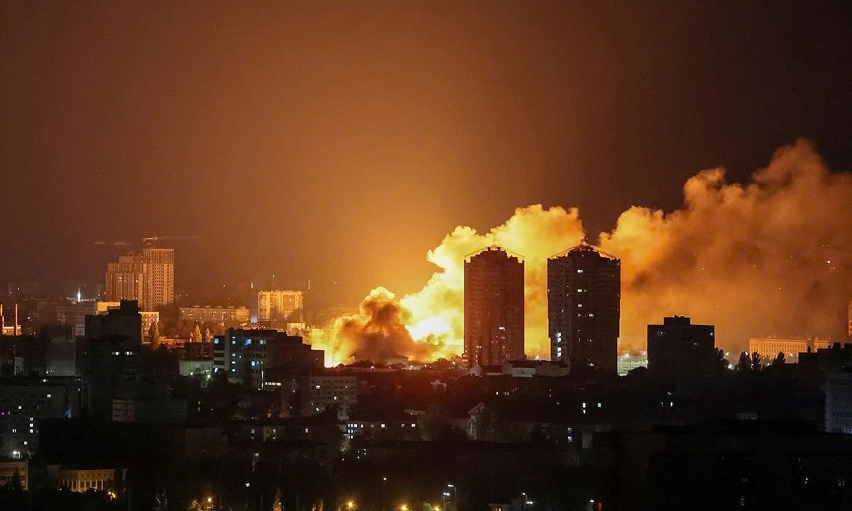 Khói lửa bốc lên trong đòn tập kích khác của Nga nhằm vào Kiev. (Ảnh: Reuters)