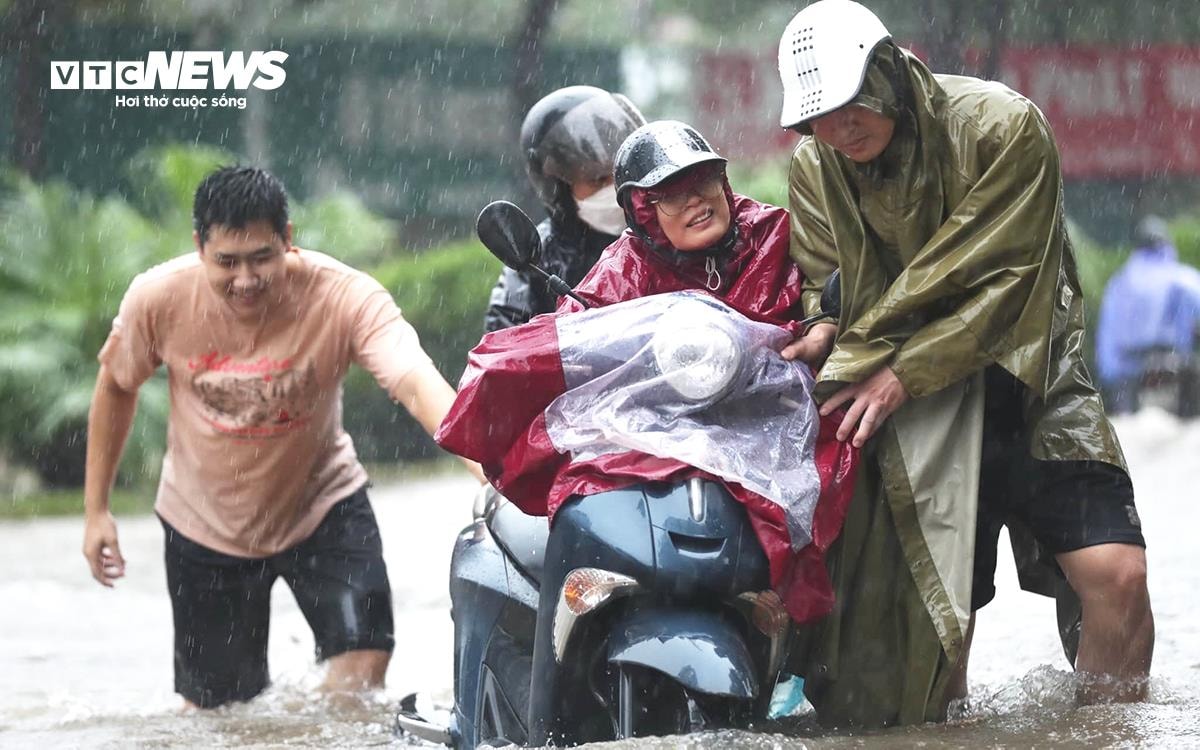 Dự báo đêm nay và ngày mai 11/7, mưa lớn trút xuống miền Bắc, đề phòng ngập lụt và sạt lở. (Ảnh minh hoạ: Khổng Chí)